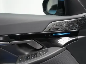 BMW 520d xDrive M Sport ICONIC PANO HUD 360 B&W