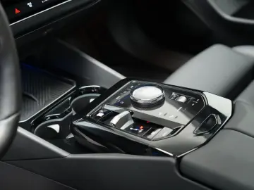 BMW 520d xDrive M Sport ICONIC PANO HUD 360 B&W