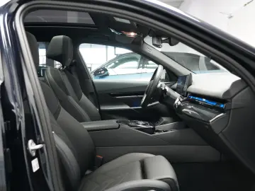 BMW 520d xDrive M Sport ICONIC PANO HUD 360 B&W