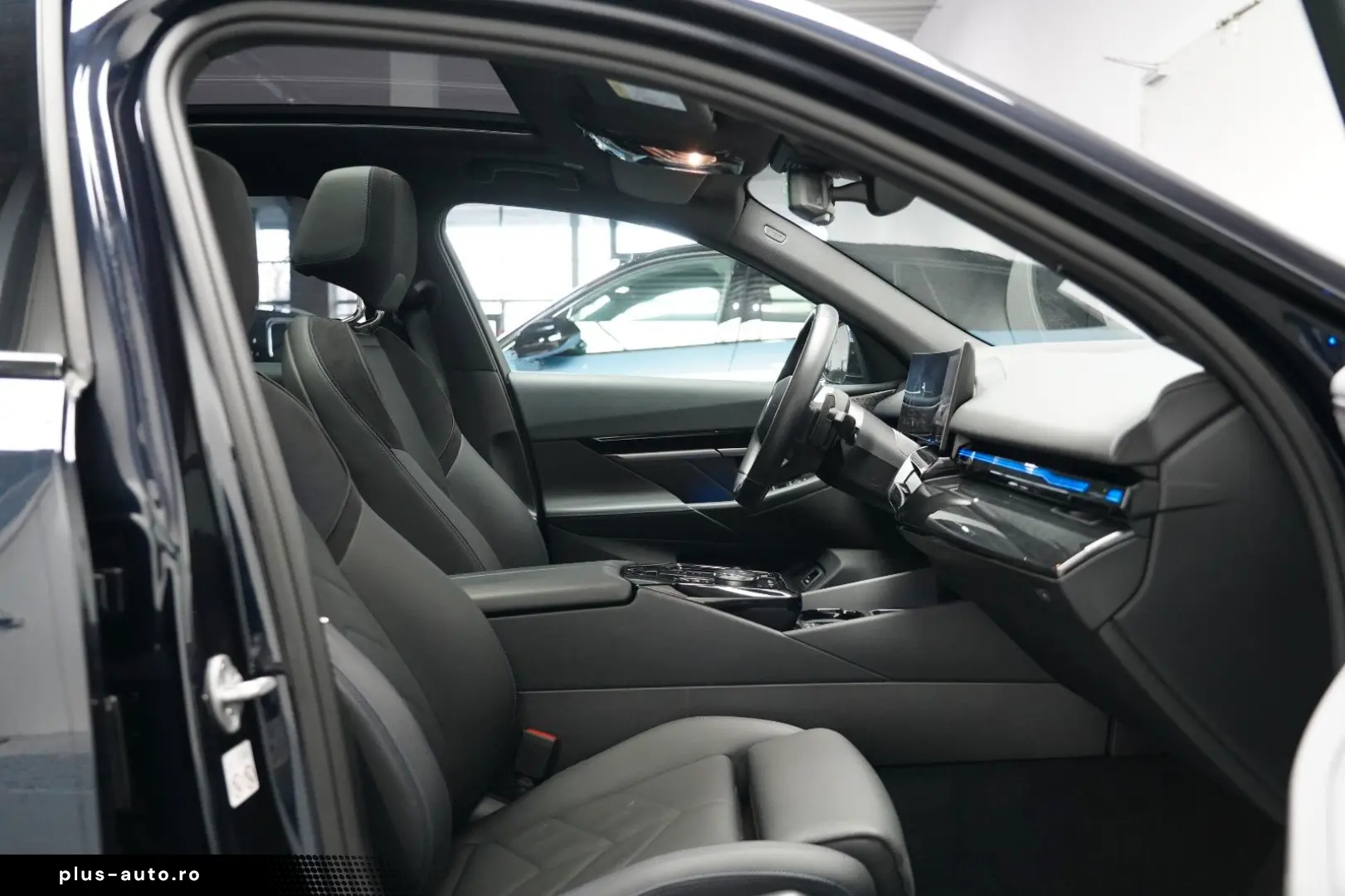 BMW 520d xDrive M Sport ICONIC PANO HUD 360 B&W