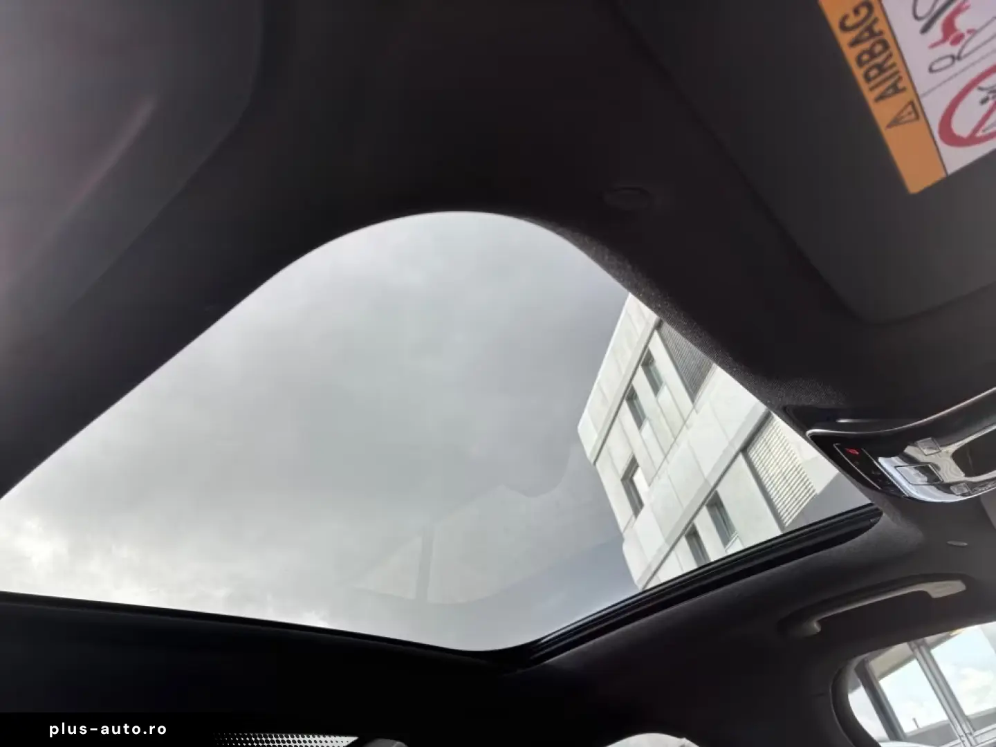 Mercedes-Benz E 200 4M AMG Night Navi Distr Ambient Pano