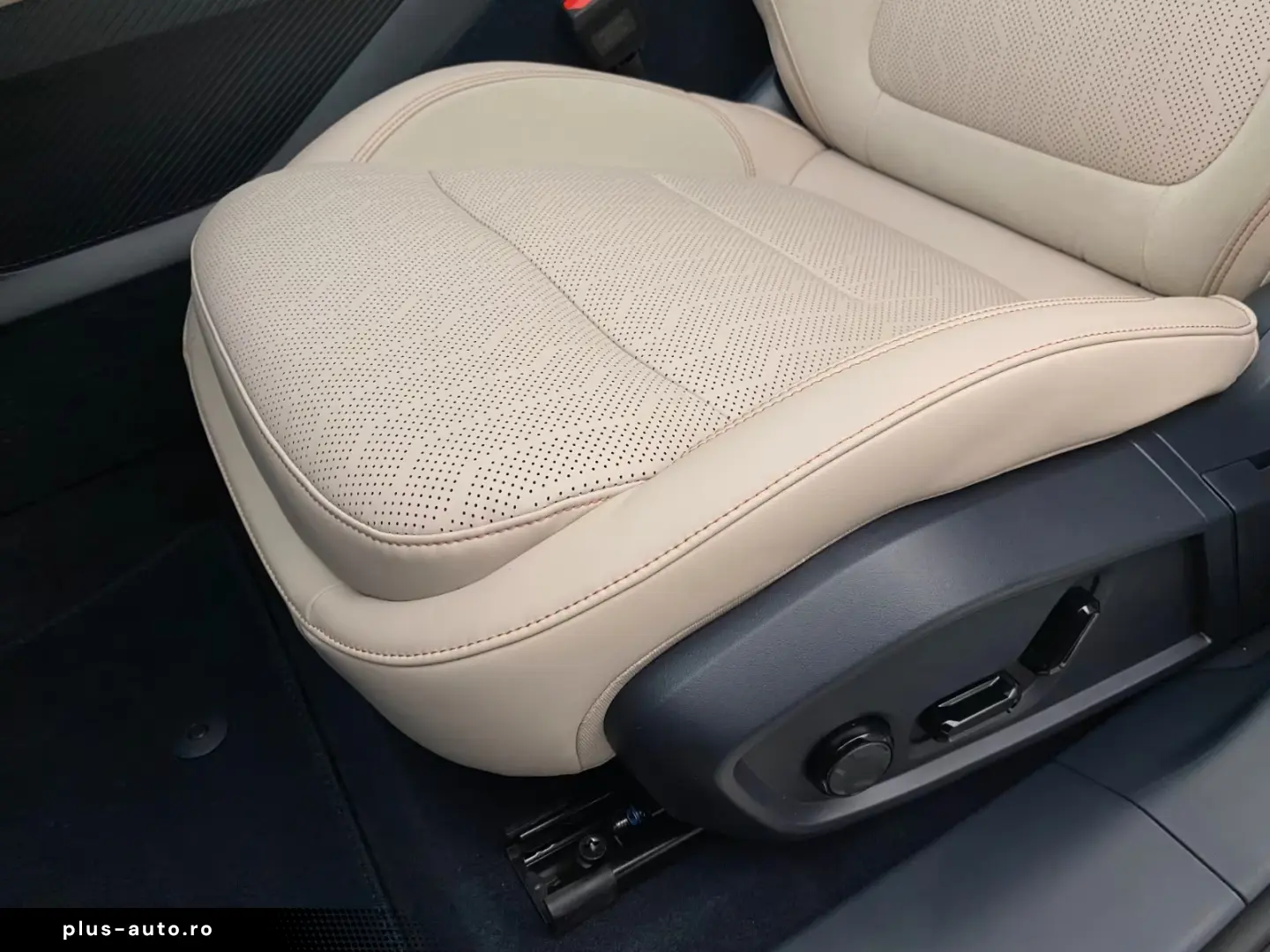 Lynk&Co 08 1.5 T PHEV 200KM Electric   More   HK   Massage