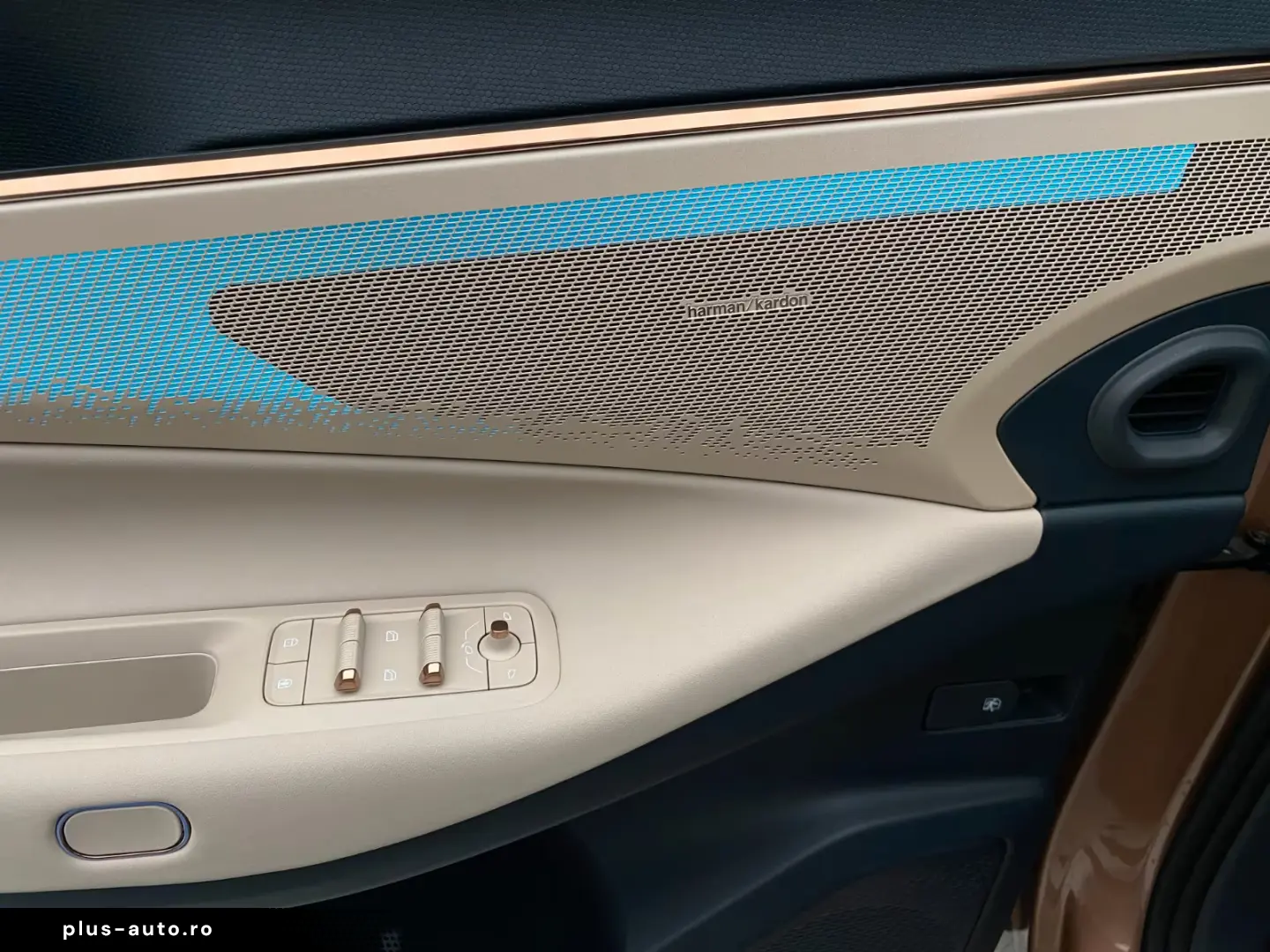 Lynk&Co 08 1.5 T PHEV 200KM Electric   More   HK   Massage