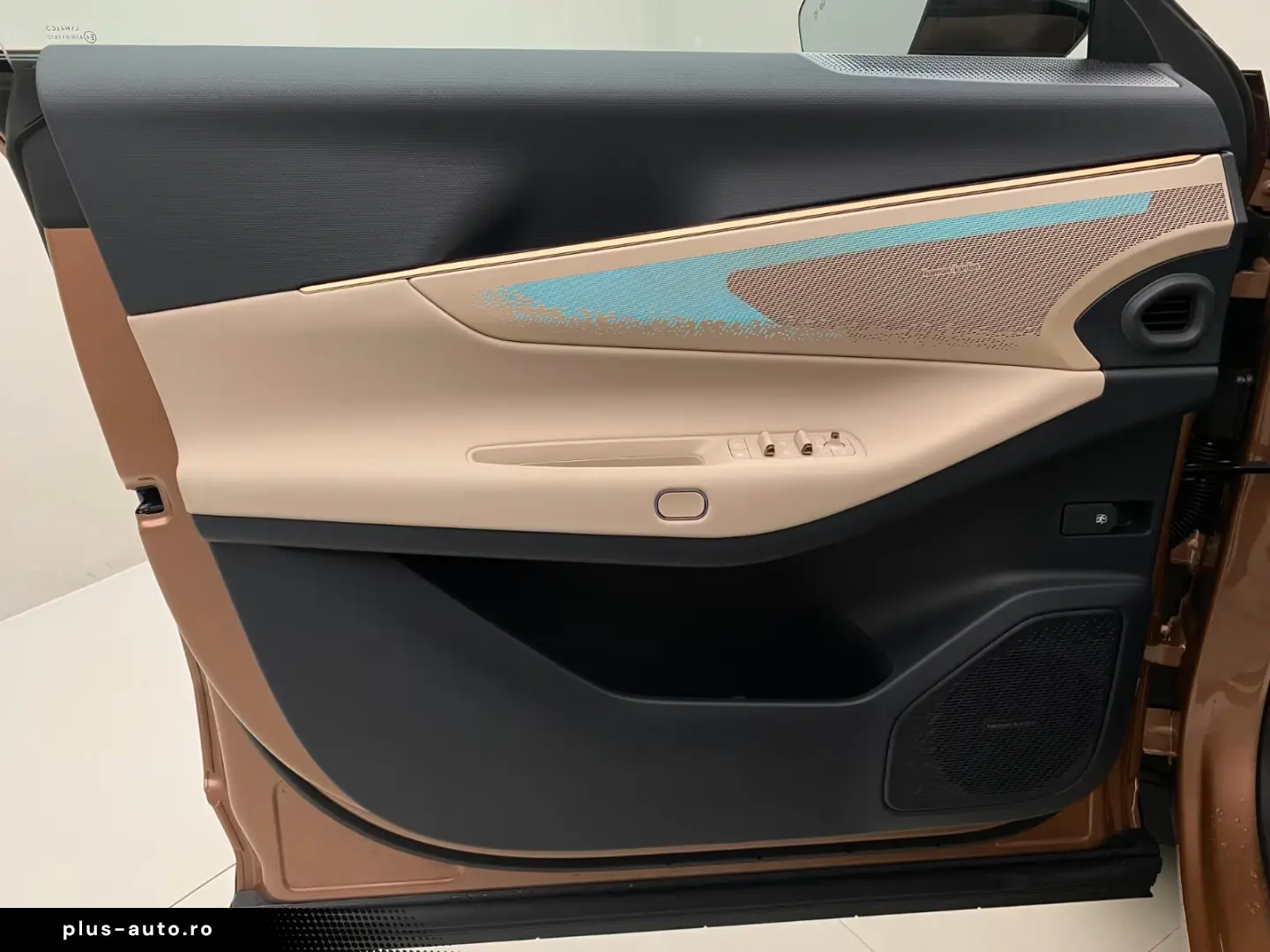 Lynk&Co 08 1.5 T PHEV 200KM Electric   More   HK   Massage