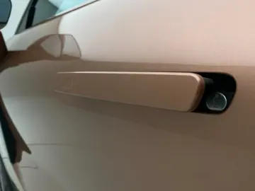 Lynk&Co 08 1.5 T PHEV 200KM Electric   More   HK   Massage