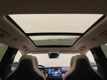 Lynk&Co 08 1.5 T PHEV 200KM Electric   More   HK   Massage