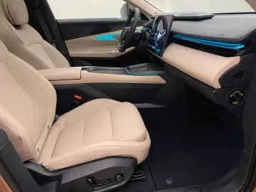 Lynk&Co 08 1.5 T PHEV 200KM Electric   More   HK   Massage