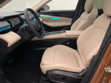 Lynk&Co 08 1.5 T PHEV 200KM Electric   More   HK   Massage