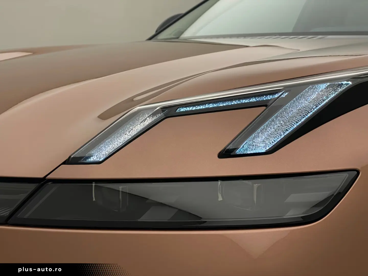 Lynk&Co 08 1.5 T PHEV 200KM Electric   More   HK   Massage