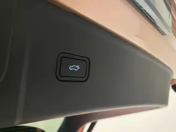 Lynk&Co 08 1.5 T PHEV 200KM Electric   More   HK   Massage