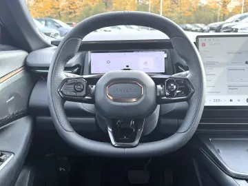 Lynk&Co 08 More Long-Range-Hybrid