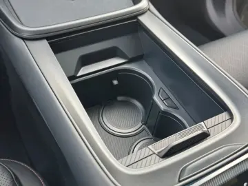 Lynk&Co 08 More Long-Range-Hybrid