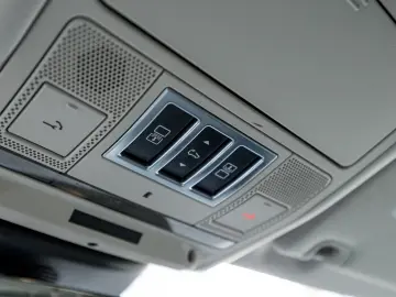 Land Rover Discovery 3.0L SD6 HSE 7 Locuri