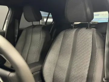 Peugeot 2008 e-DCS6 MHEV Allure 145 CP Hybrid