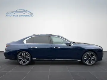 BMW 740 d xDrive M Sport TV HUD AHK B&W PANO