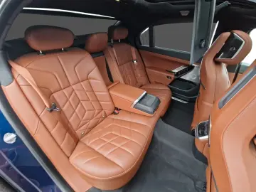 BMW 740 d xDrive M Sport TV HUD AHK B&W PANO