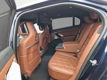 BMW 740 d xDrive M Sport TV HUD AHK B&W PANO