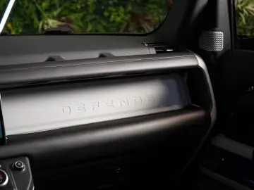 Land Rover Defender D300 130 FIRST-EDITION TOW