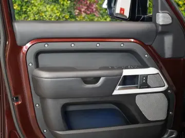 Land Rover Defender D300 130 FIRST-EDITION TOW