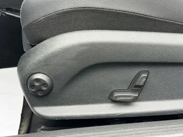 MERCEDES-BENZ E 300 Coupé AMGLine Burmester Kessy 1.…