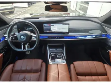BMW M760 e xDrive Limousine Luftfederung AD Niveau N
