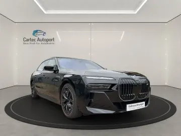 BMW M760 e xDrive Pano B&W Executive Lounge mit TV