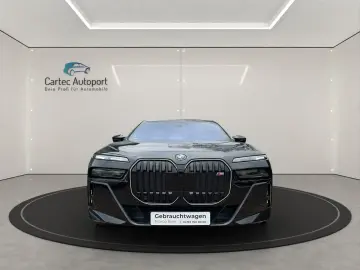 BMW M760 e xDrive Pano B&W Executive Lounge mit TV
