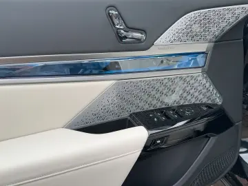 BMW M760 e xDrive Pano B&W Executive Lounge mit TV