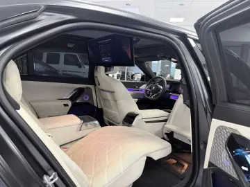 BMW M760 e xD M Performance Executive-P Fond-Ent TV