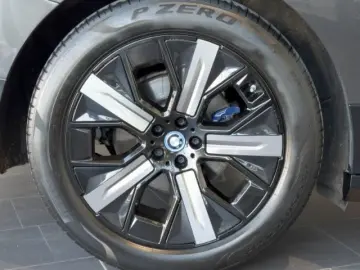 BMW iX xDrive40 H&K SHZ AHK 360 Kamera Temp SOH 100%