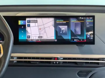 BMW iX xDrive40 H&K SHZ AHK 360 Kamera Temp SOH 100%