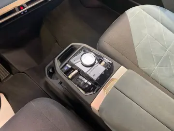 BMW iX xDrive40 Sportpaket AHK Pano Soft-Close Laser