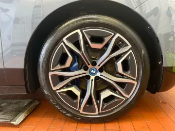 BMW iX xDrive40 Sportpaket AHK Pano Soft-Close Laser