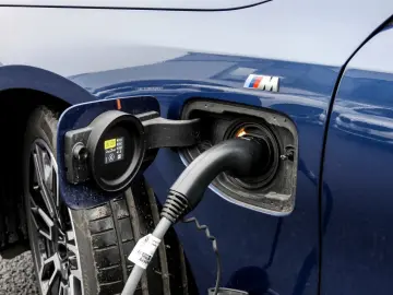 BMW 550e xDrive M SPORT B&W AHK PANO HuD DA PROF 360