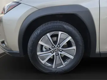 LEXUS UX 300e  KAMERA ACC GJ-RÄDER !!