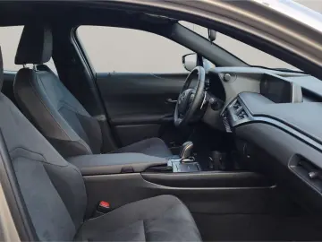 LEXUS UX 300e  KAMERA ACC GJ-RÄDER !!