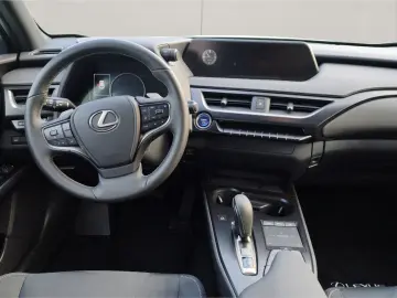 LEXUS UX 300e  KAMERA ACC GJ-RÄDER !!