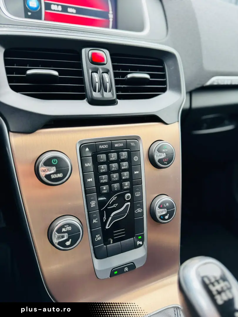 VOLVO V40 CROSS COUNTRY D4   2.0 DIESEL 190CP   FAB 09.2014