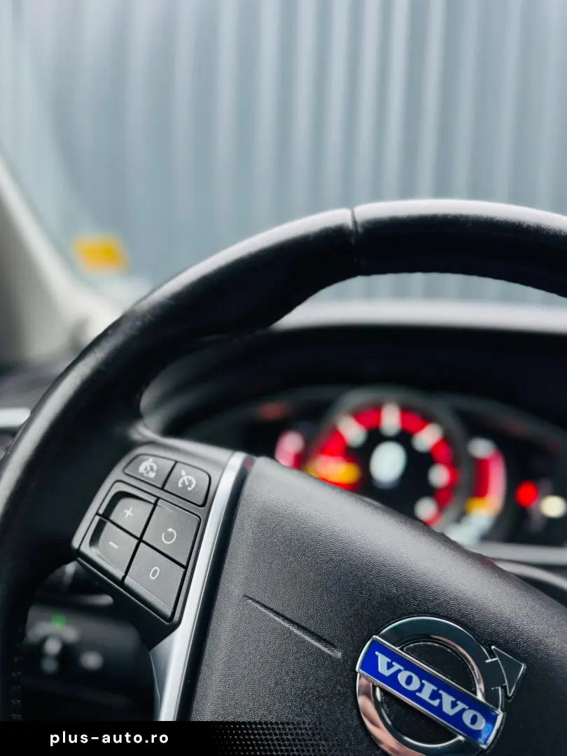 VOLVO V40 CROSS COUNTRY D4   2.0 DIESEL 190CP   FAB 09.2014