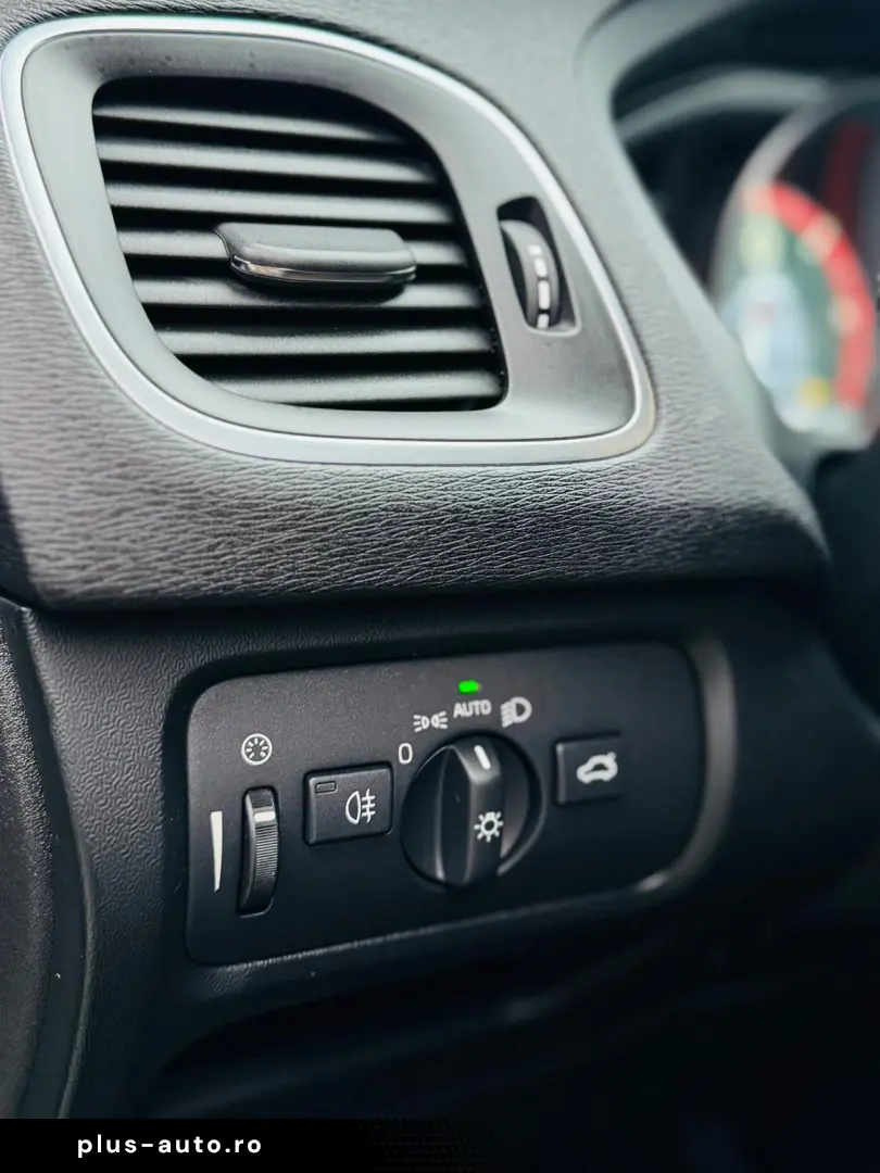 VOLVO V40 CROSS COUNTRY D4   2.0 DIESEL 190CP   FAB 09.2014