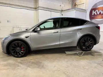 TESLA Model Y Performance Dual AWD 8-fach bereift !