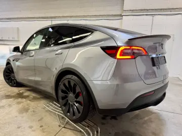 TESLA Model Y Performance Dual AWD 8-fach bereift !