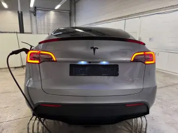 TESLA Model Y Performance Dual AWD 8-fach bereift !