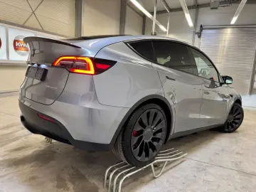 TESLA Model Y Performance Dual AWD 8-fach bereift !