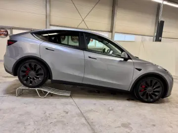 TESLA Model Y Performance Dual AWD 8-fach bereift !
