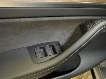 TESLA Model Y Performance Dual AWD 8-fach bereift !