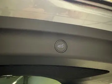 TESLA Model Y Performance Dual AWD 8-fach bereift !