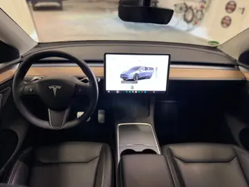 TESLA Model Y Performance Dual AWD 8-fach bereift !