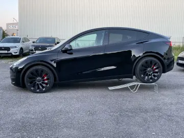 TESLA Model Y Performance AWD 8-fach bereift auf 20