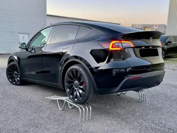 TESLA Model Y Performance AWD 8-fach bereift auf 20